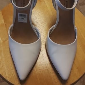 Front strap, pointed-toe white pump